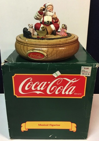 3023-1 € 90,00 coca cola muziekdoos kerstman met trein Lim edition H16 D19 cm.jpeg